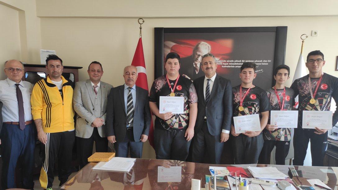 Bölge Müsabakalarında Türkiye Finallerine Girmeye Hak Kazanan Şukufe Cemal Özbaş Çok Programlı Anadolu Lisesi Dart Takımı İlçe Milli Eğitim Müdürümüz Sayın İbrahim ATAMAN'a Ziyartte Bulundu