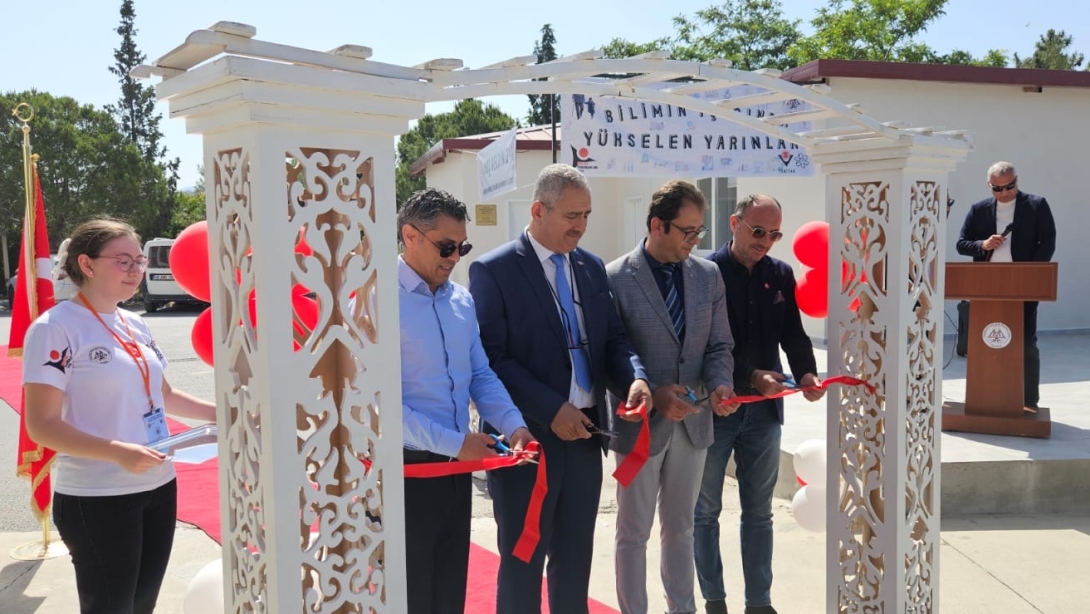 Müdürümüz İbrahim ATAMAN Makbule Hasan Uçar Anadolu Lisesinin TÜBİTAK 4006 Bilim Fuarı Açılışına Katıldı. 